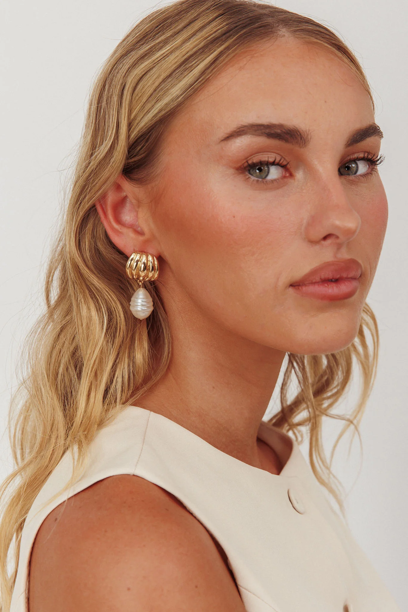 Andi Ridged Pearl Drop Stud Earrings Gold/Pearl - Image 2