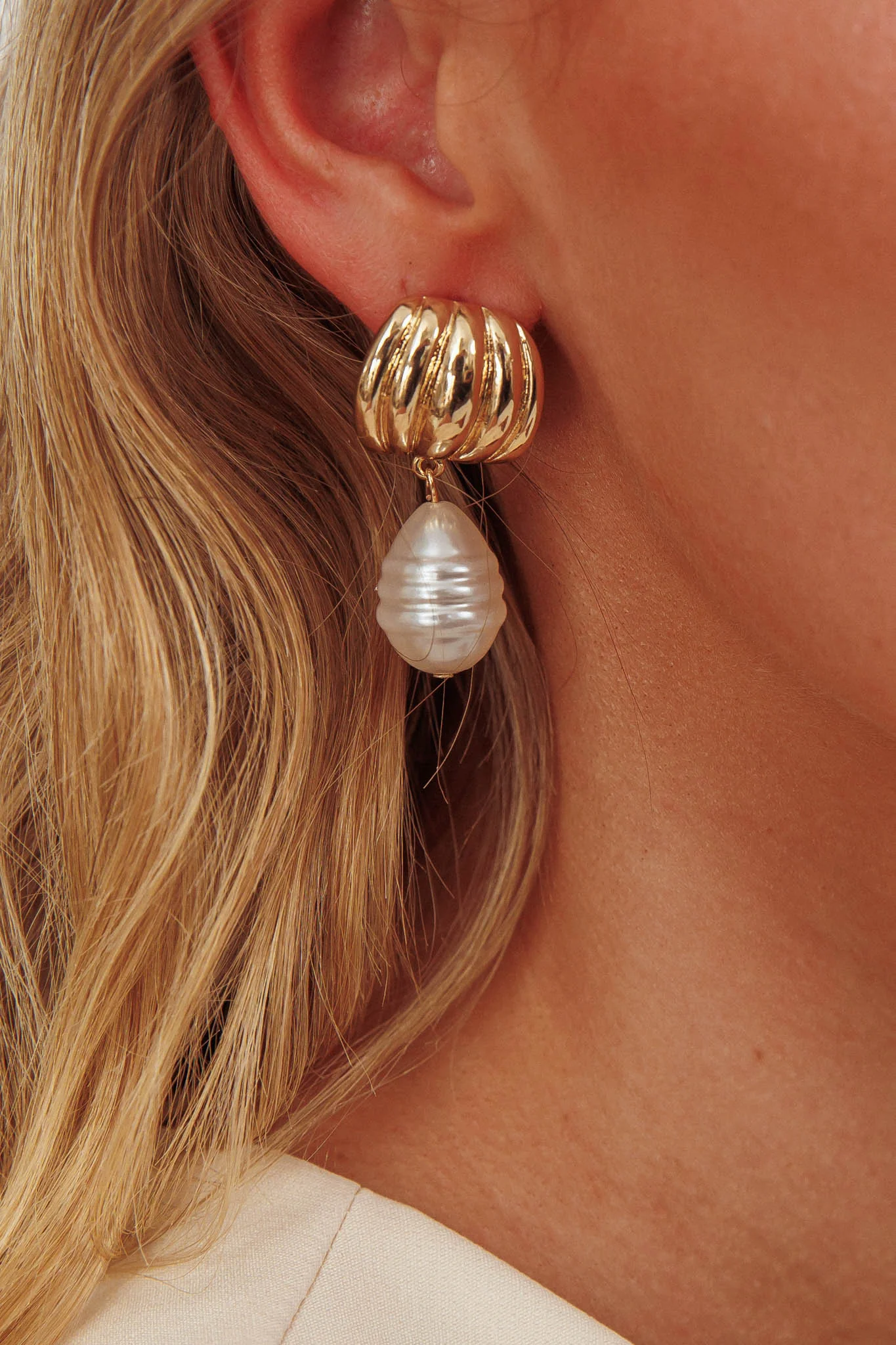 Andi Ridged Pearl Drop Stud Earrings Gold/Pearl - Image 3