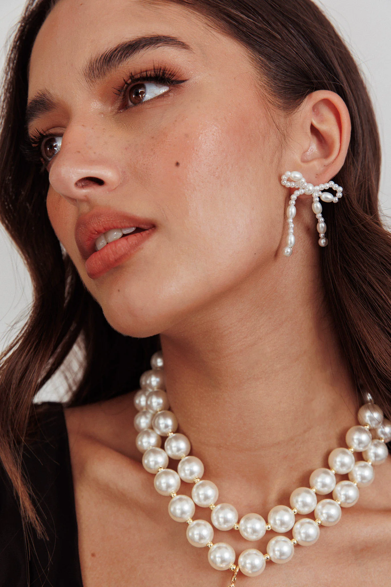 Anita Bow Stud Earrings Pearl - Image 3