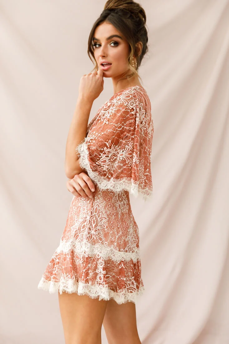 Caspar Batwing Lace Dress Rose/Beige - Image 3