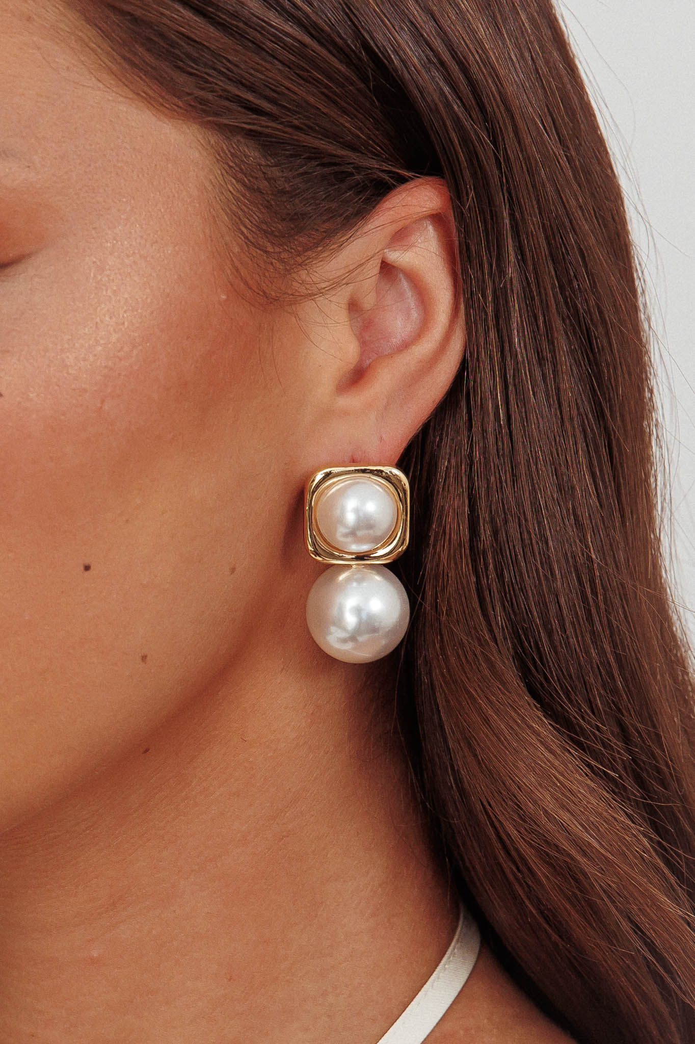 Clara Square Pearl Drop Earrings Gold Pearl - Image 2