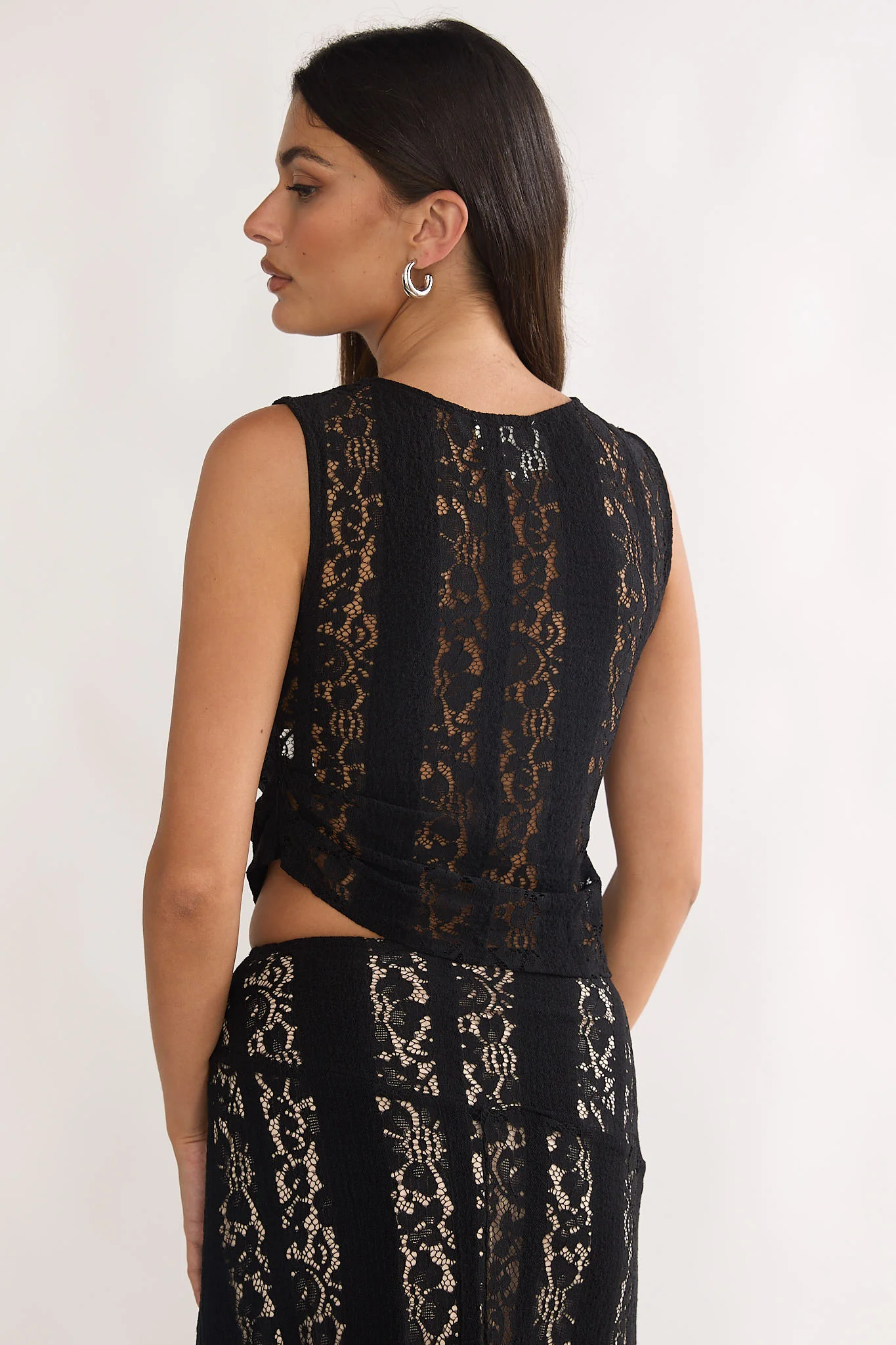 Eleesa Asymmetric Hem Top Lace Black - Image 3