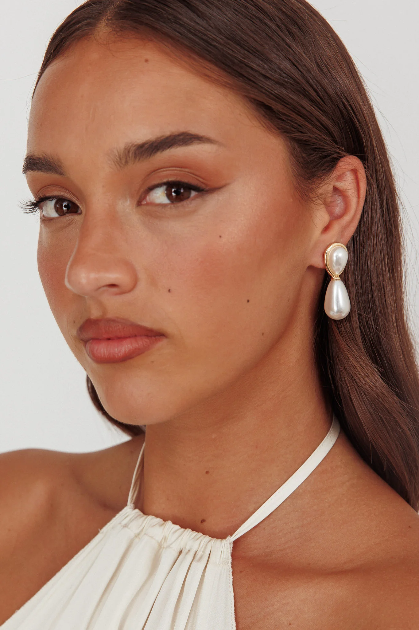 Elizabeth Droplet Earrings Gold Pearl - Image 2