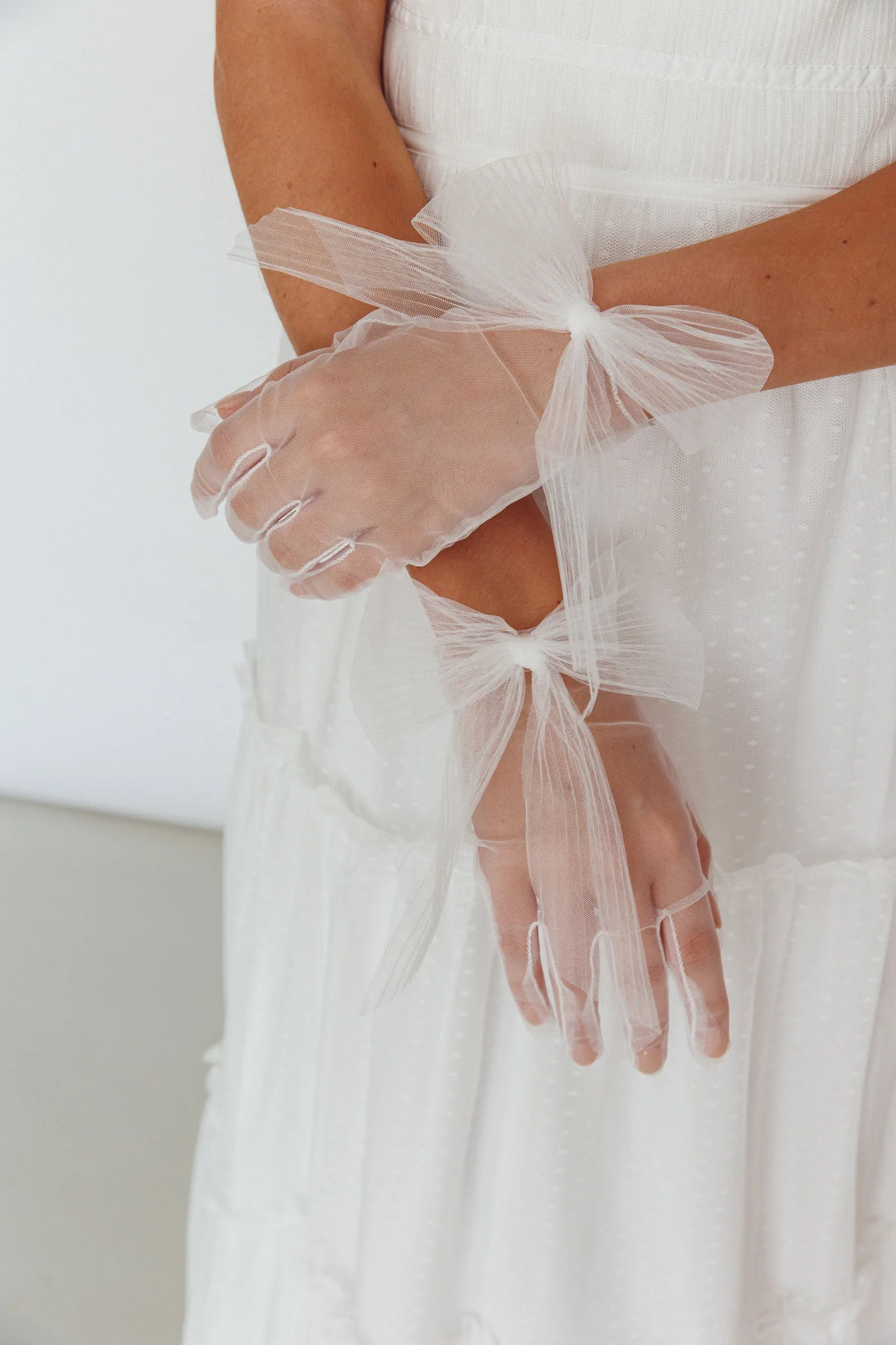 Evangeline Bow Gloves White - Image 2