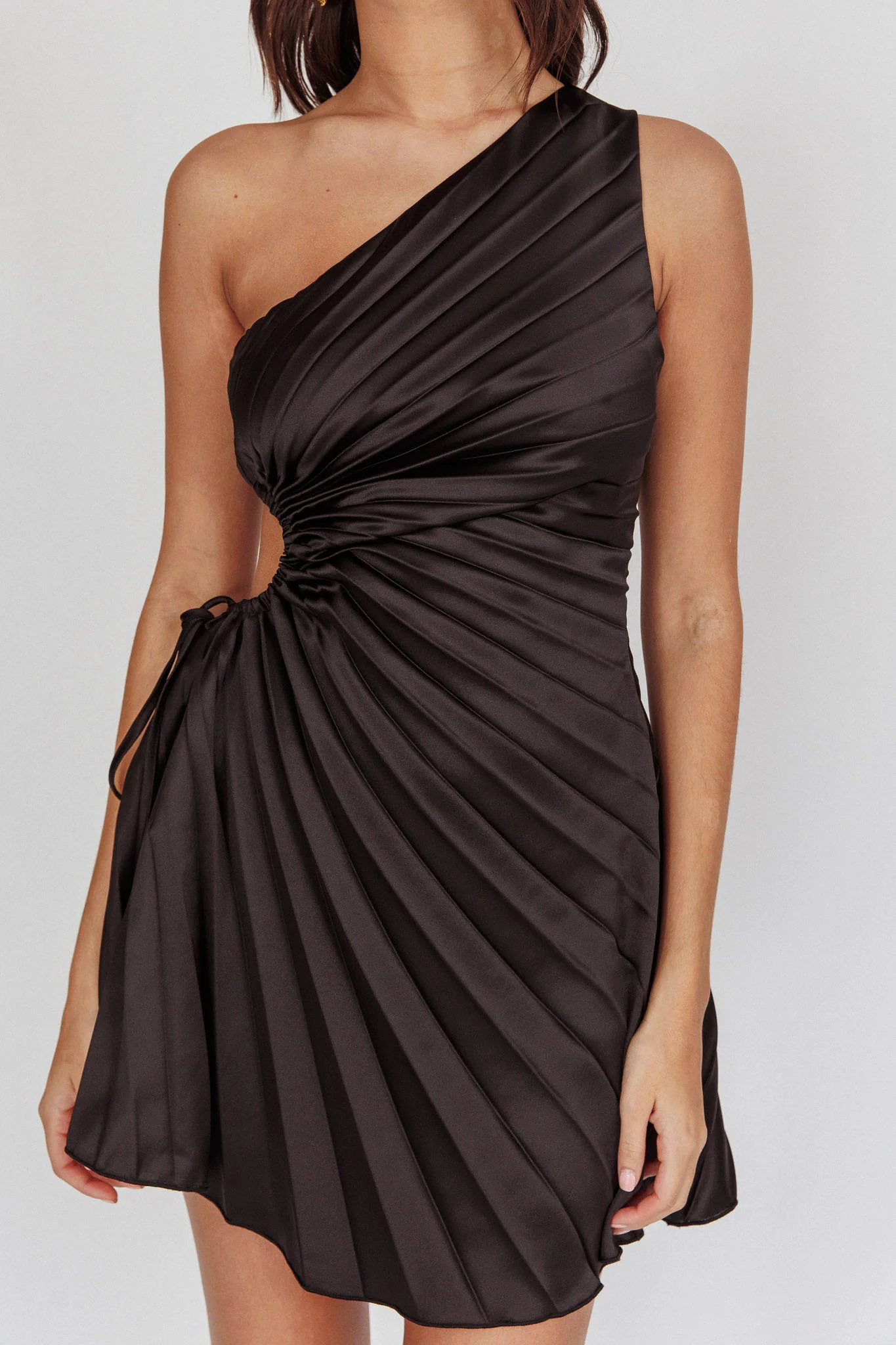 Glow Ray One-Shoulder Pleat Dress Black - Image 4