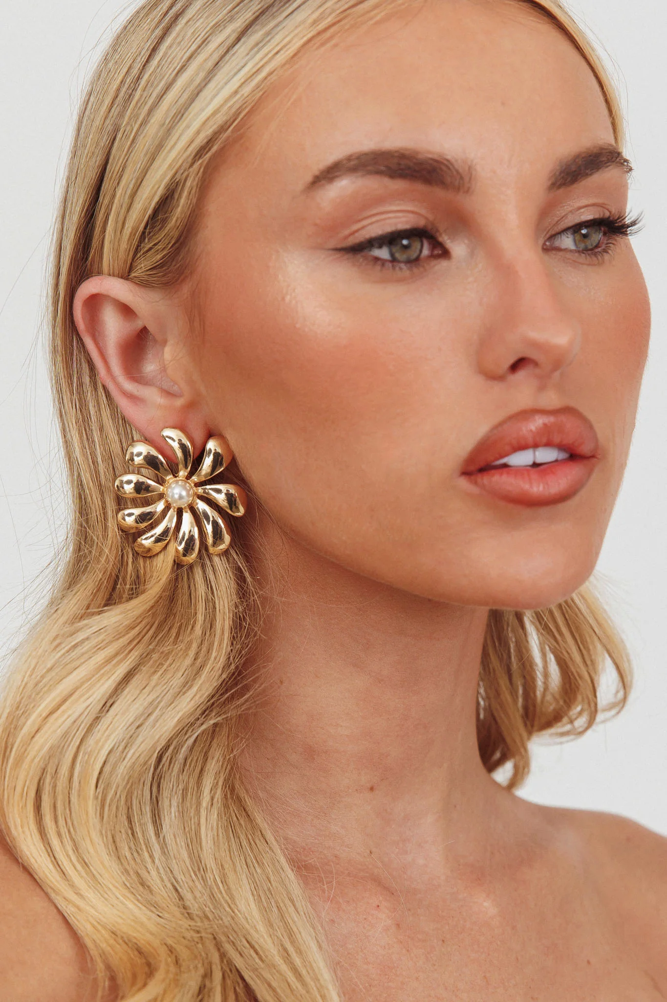 Izzy Flower Earrings Gold/Pearl - Image 2