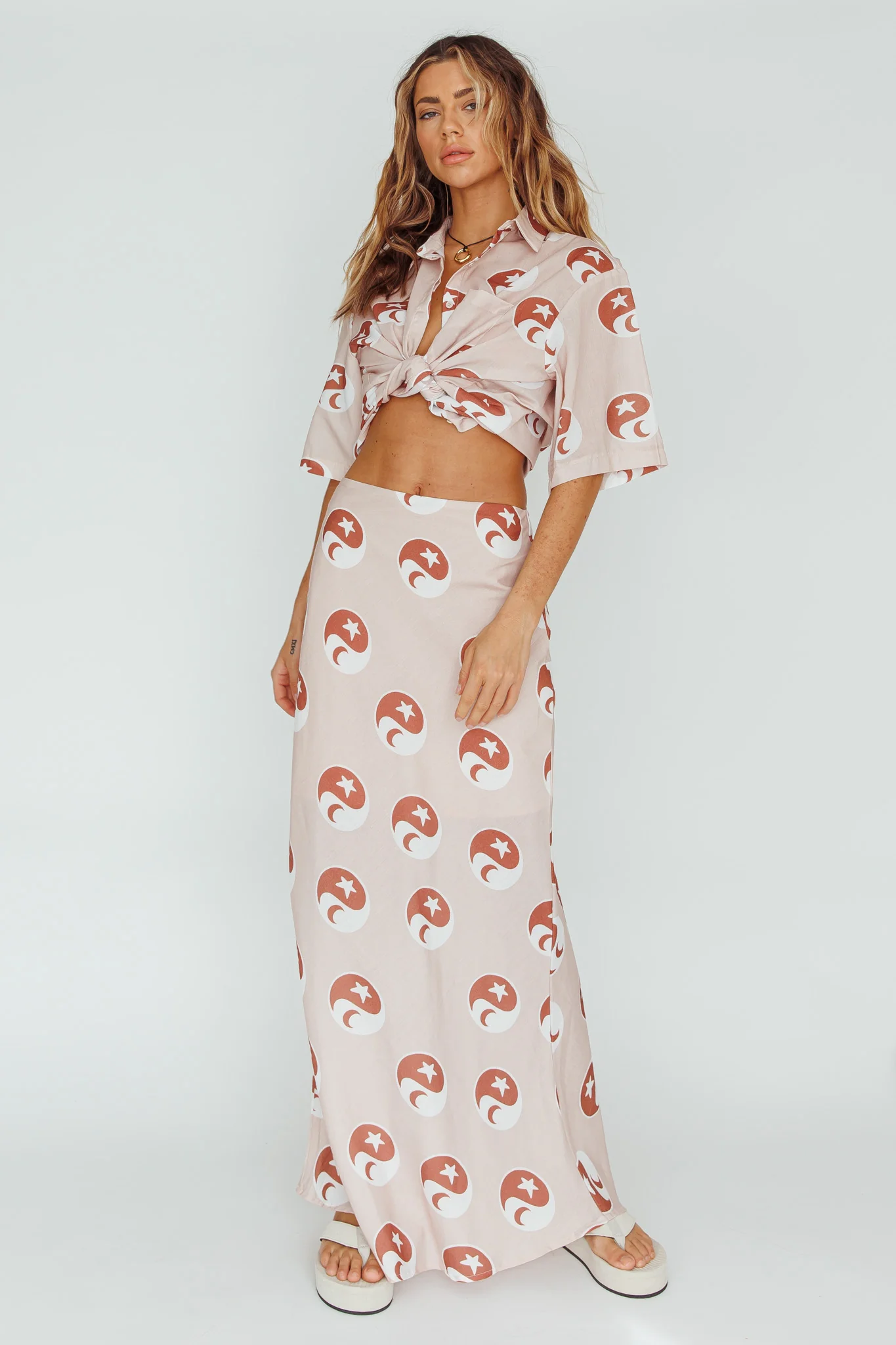 Just A Hunch Maxi Skirt Yin Yang Rose - Image 5