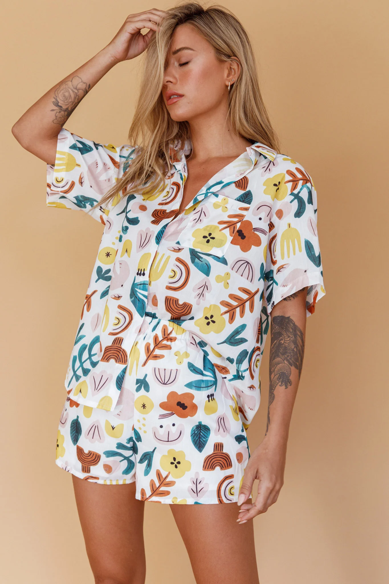 Just A Hunch Shorts Printed White - Image 10