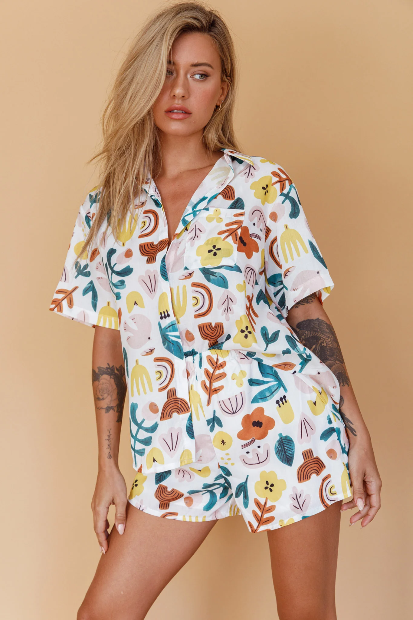 Just A Hunch Shorts Printed White - Image 4
