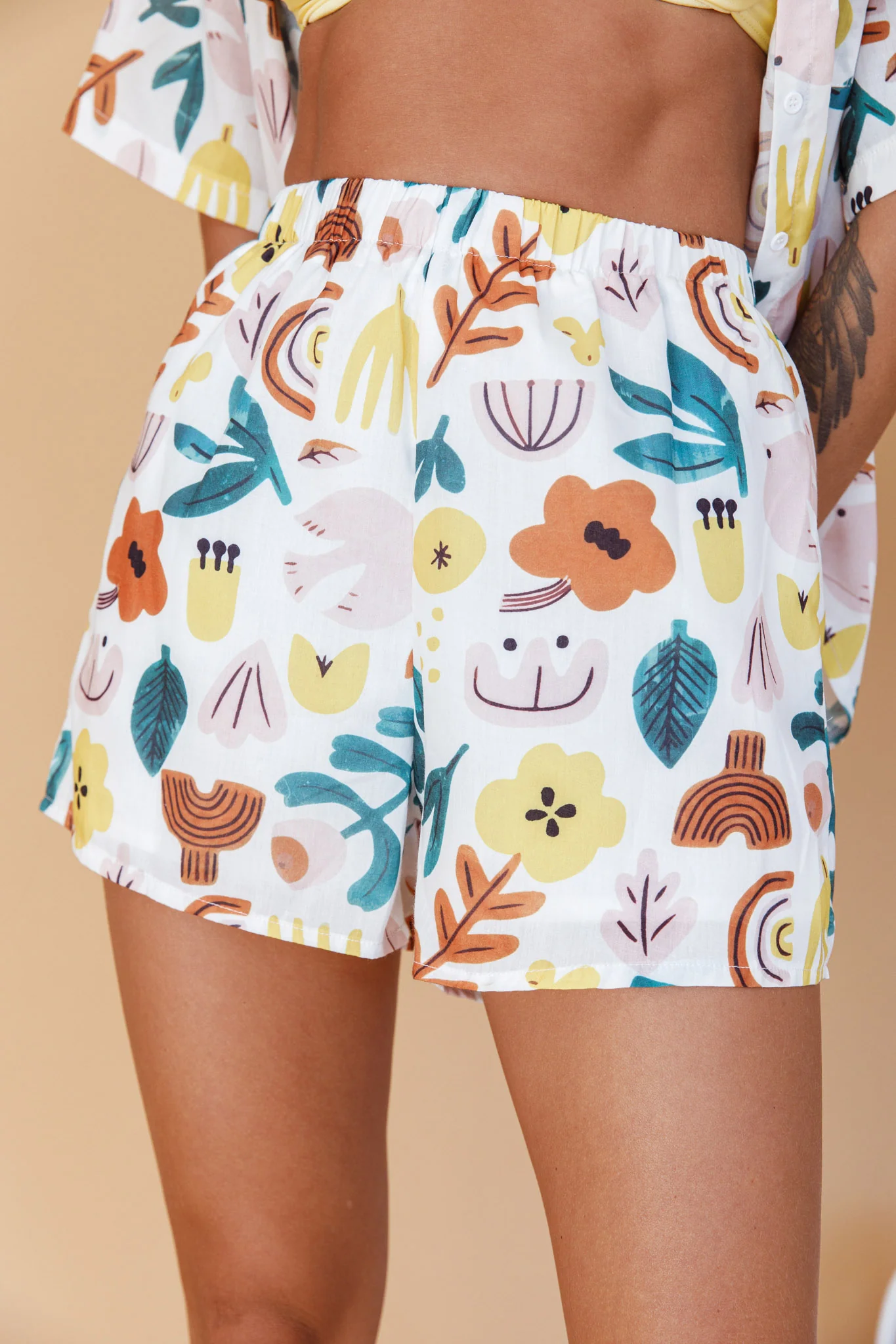 Just A Hunch Shorts Printed White - Image 5