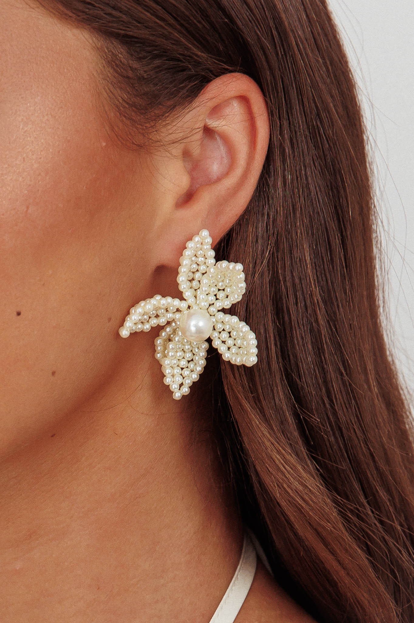 Kaley Flower Earrings Pearl - Image 3