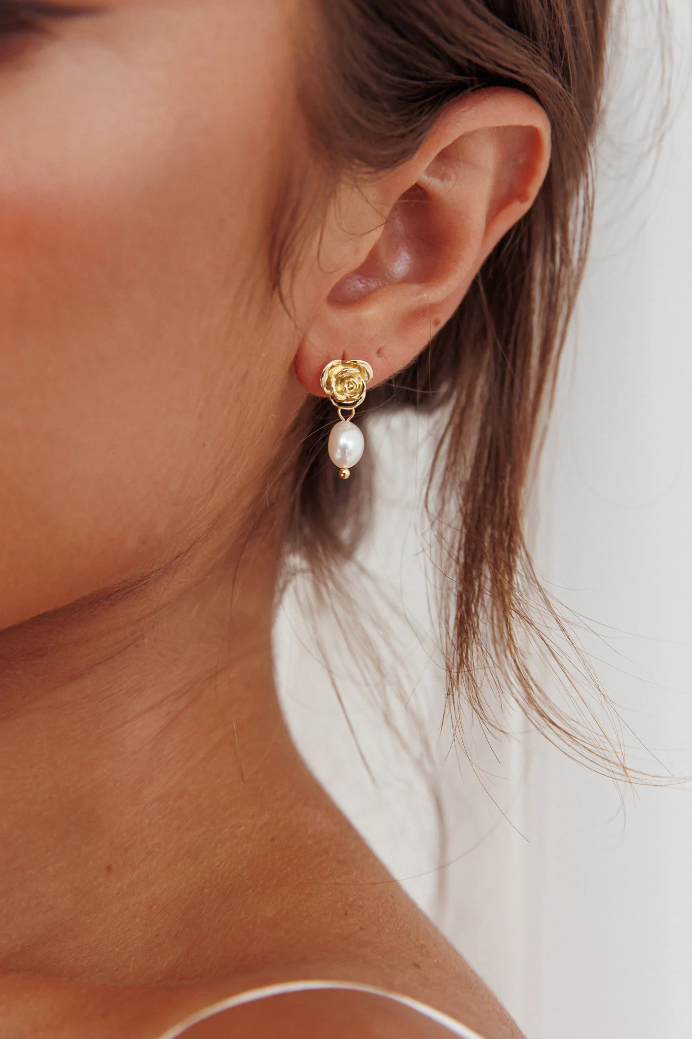 Le Jardin Flower Pearl Earrings Gold - Image 2