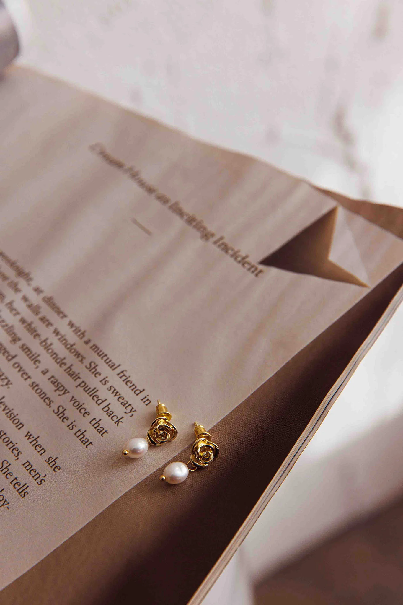 Le Jardin Flower Pearl Earrings Gold - Image 4