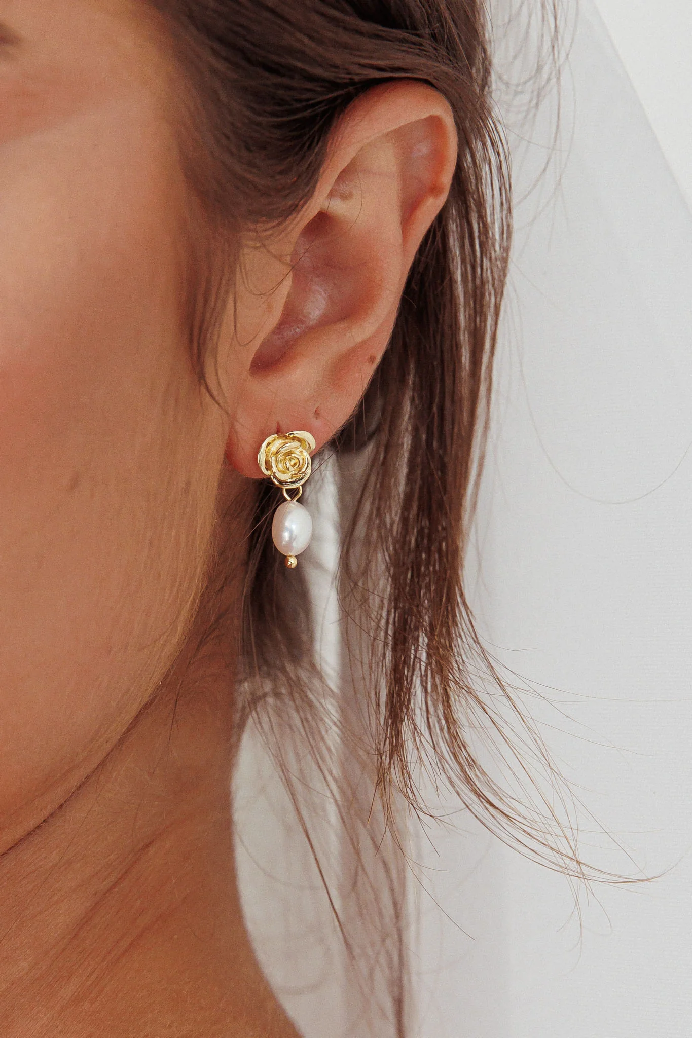 Le Jardin Flower Pearl Earrings Gold - Image 5