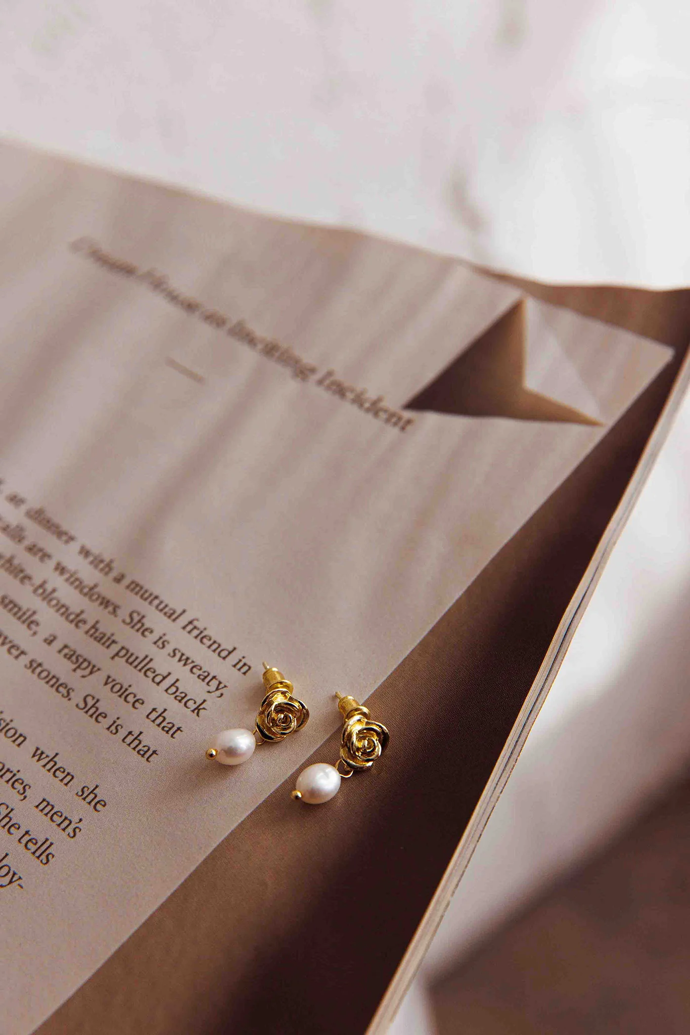 Le Jardin Flower Pearl Earrings Gold - Image 7