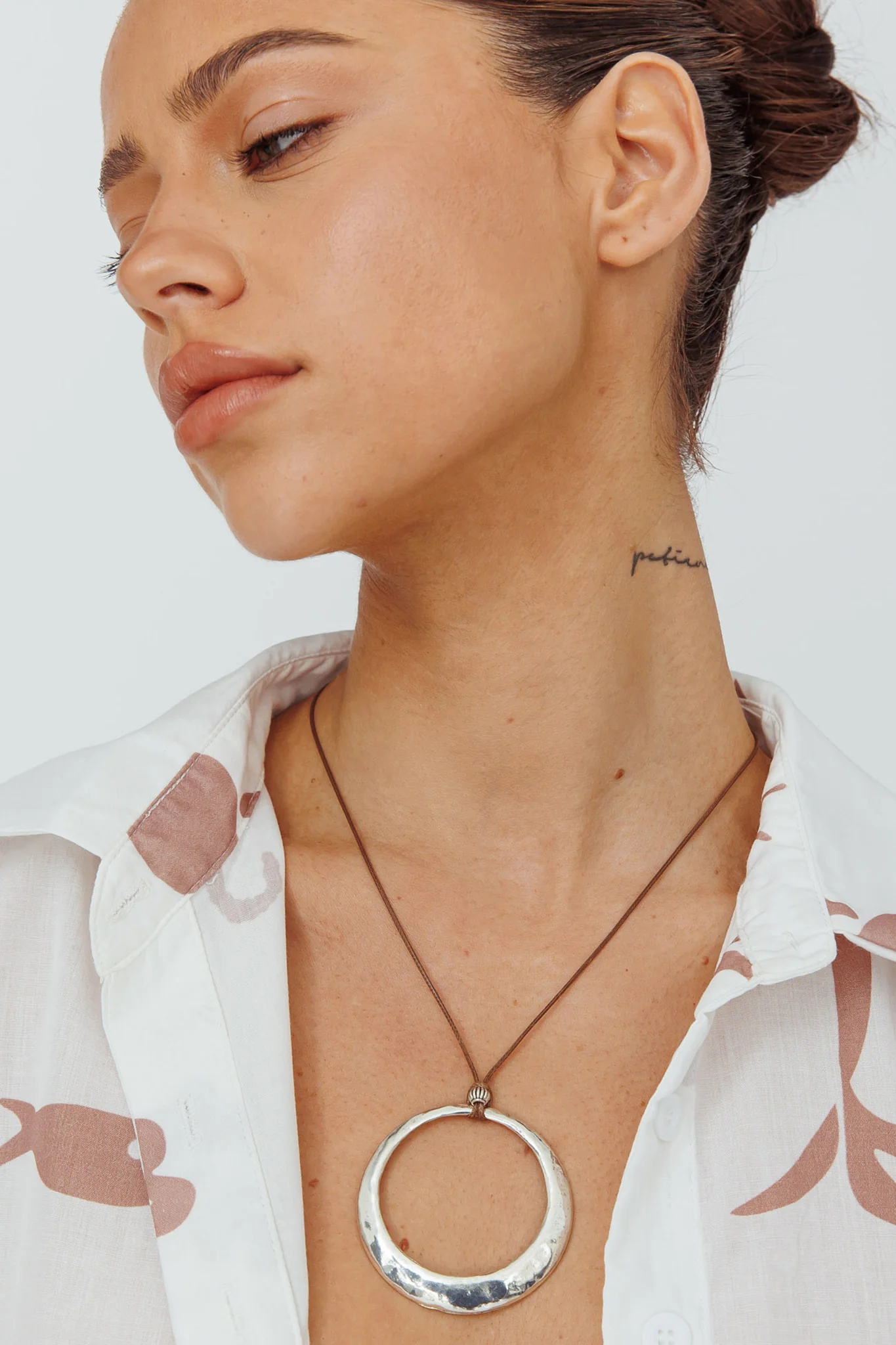 Le Monde Circle Pendant Necklace Silver - Image 2