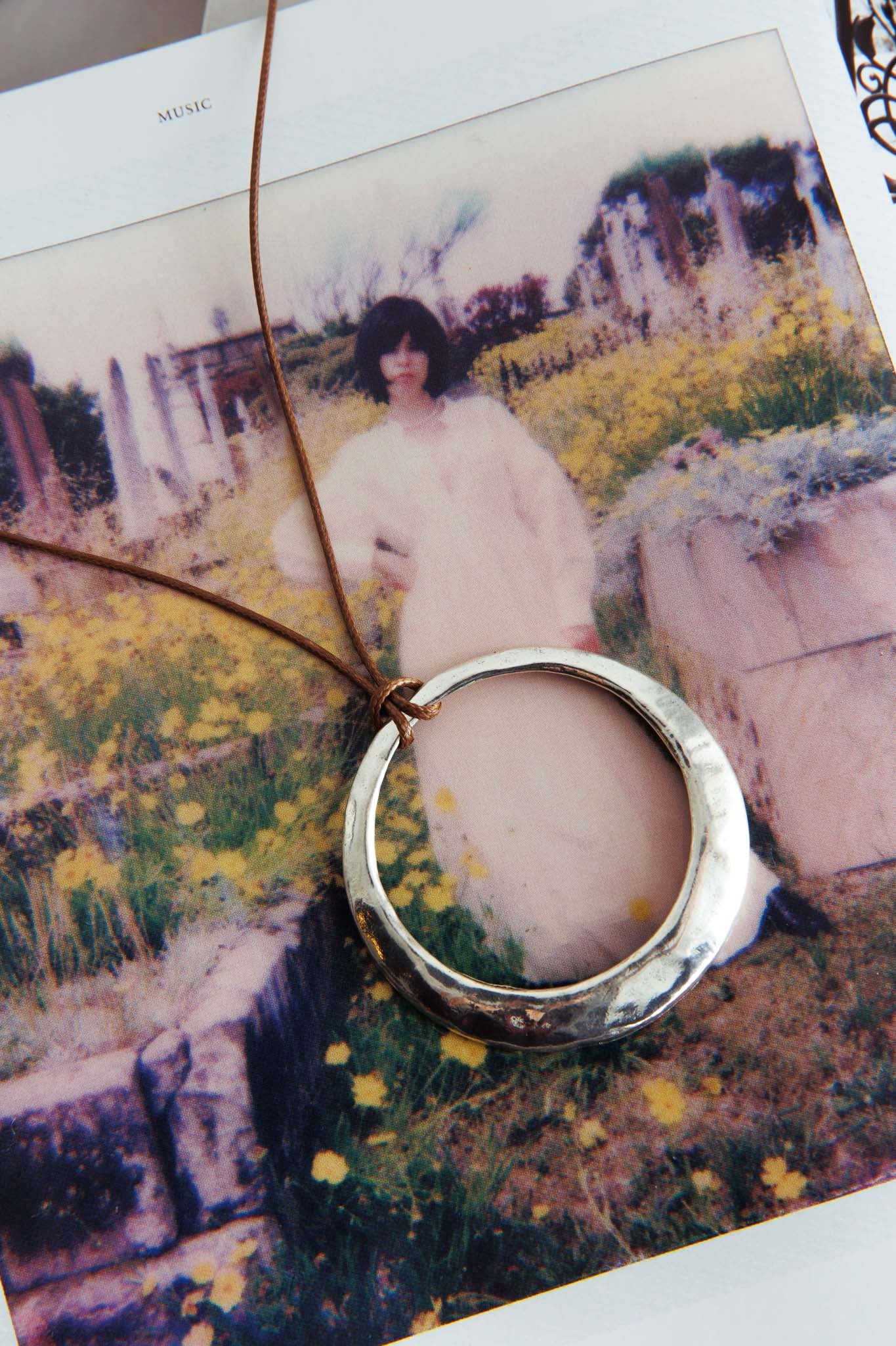 Le Monde Circle Pendant Necklace Silver - Image 3