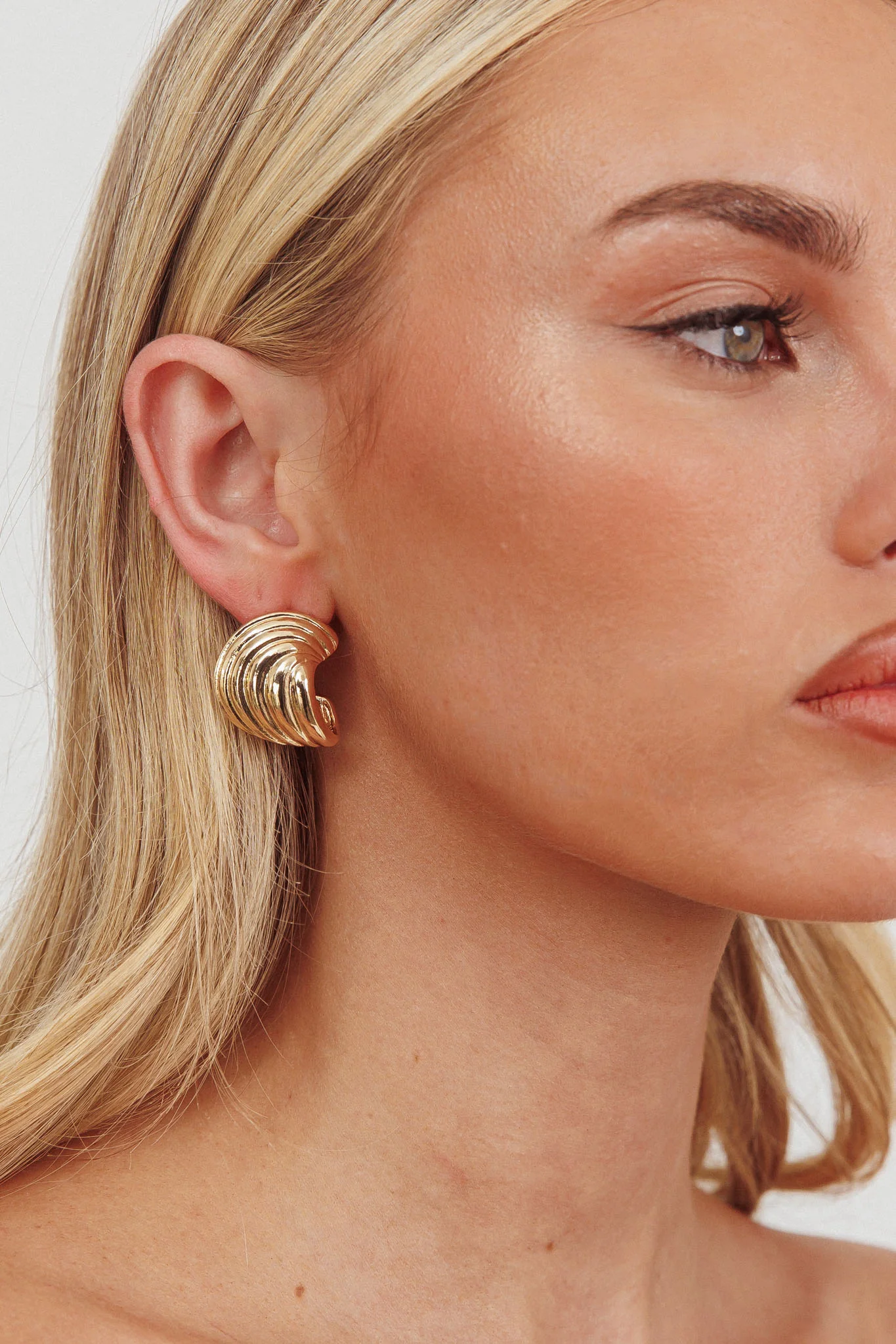 Magic Swirl Earrings Gold - Image 2
