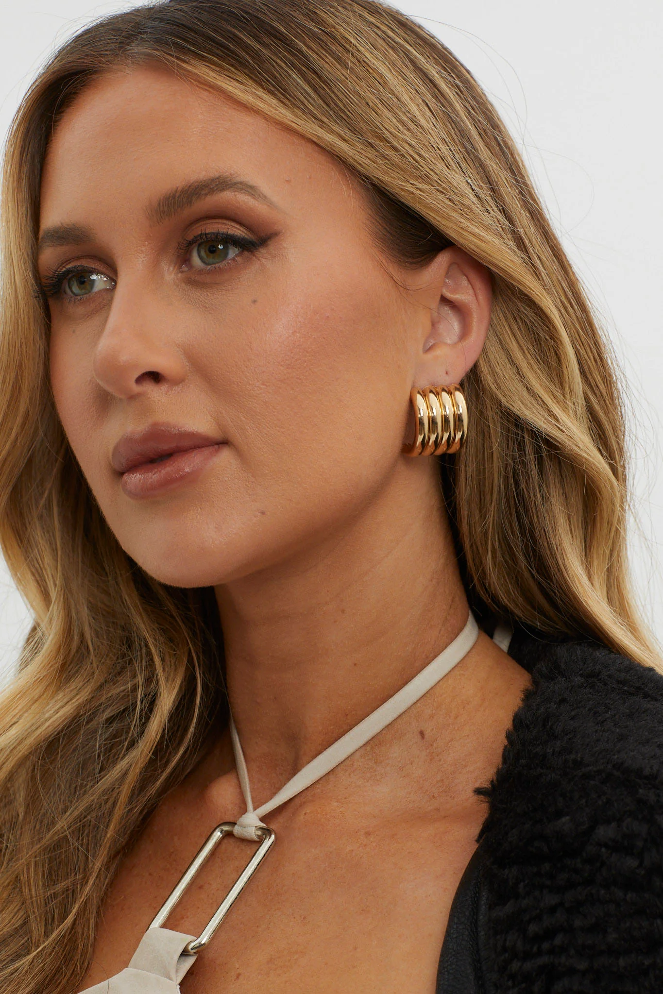 Mally Ribbed Hoop Earrings Gold - Image 2