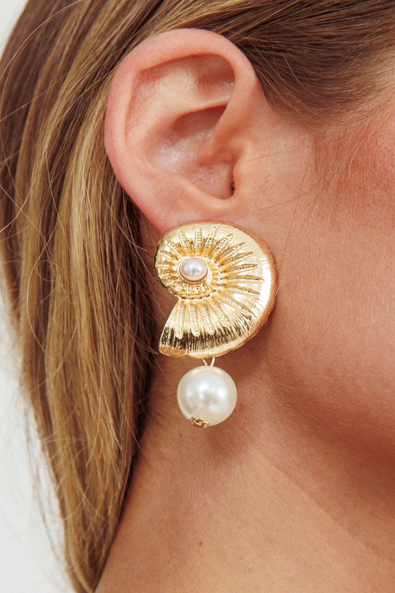 Memoir Shell and Pearl Earrings Gold - Image 3