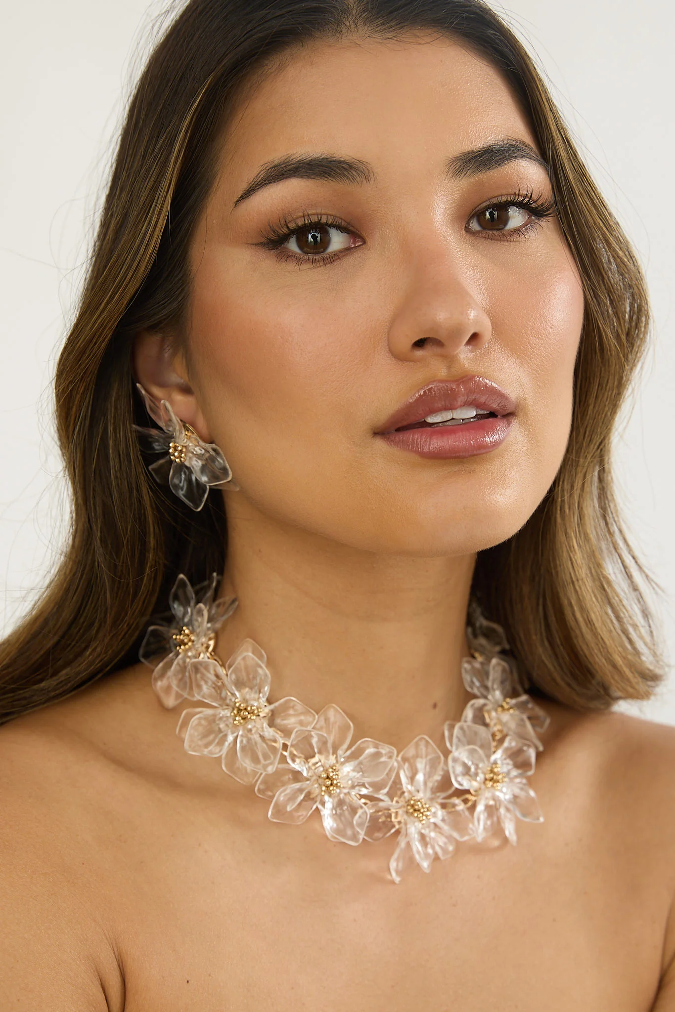 Mendoza Acrylic Floral Necklace Clear - Image 3