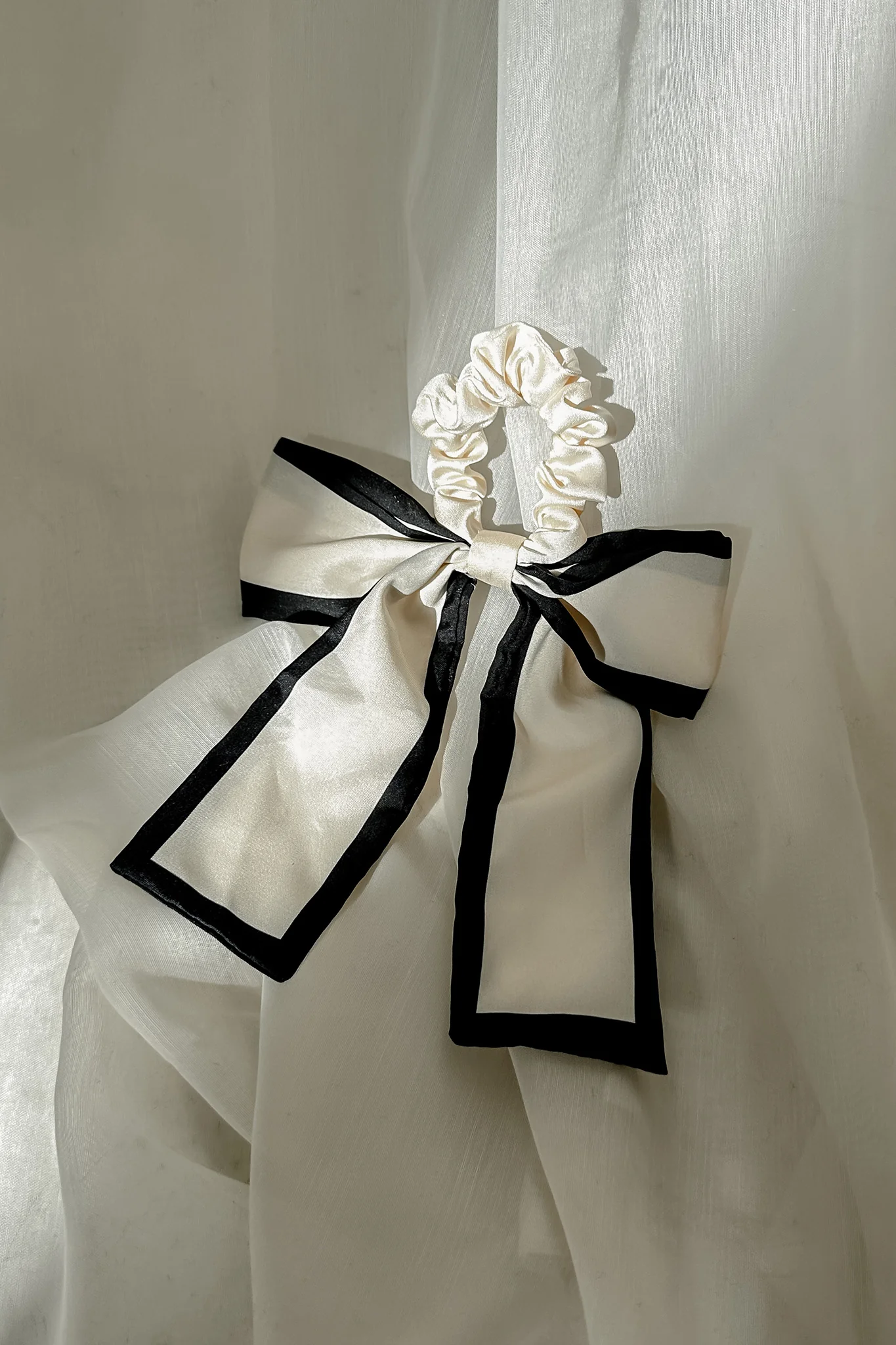 Mimi Contrast Bow Scrunchie White - Image 2