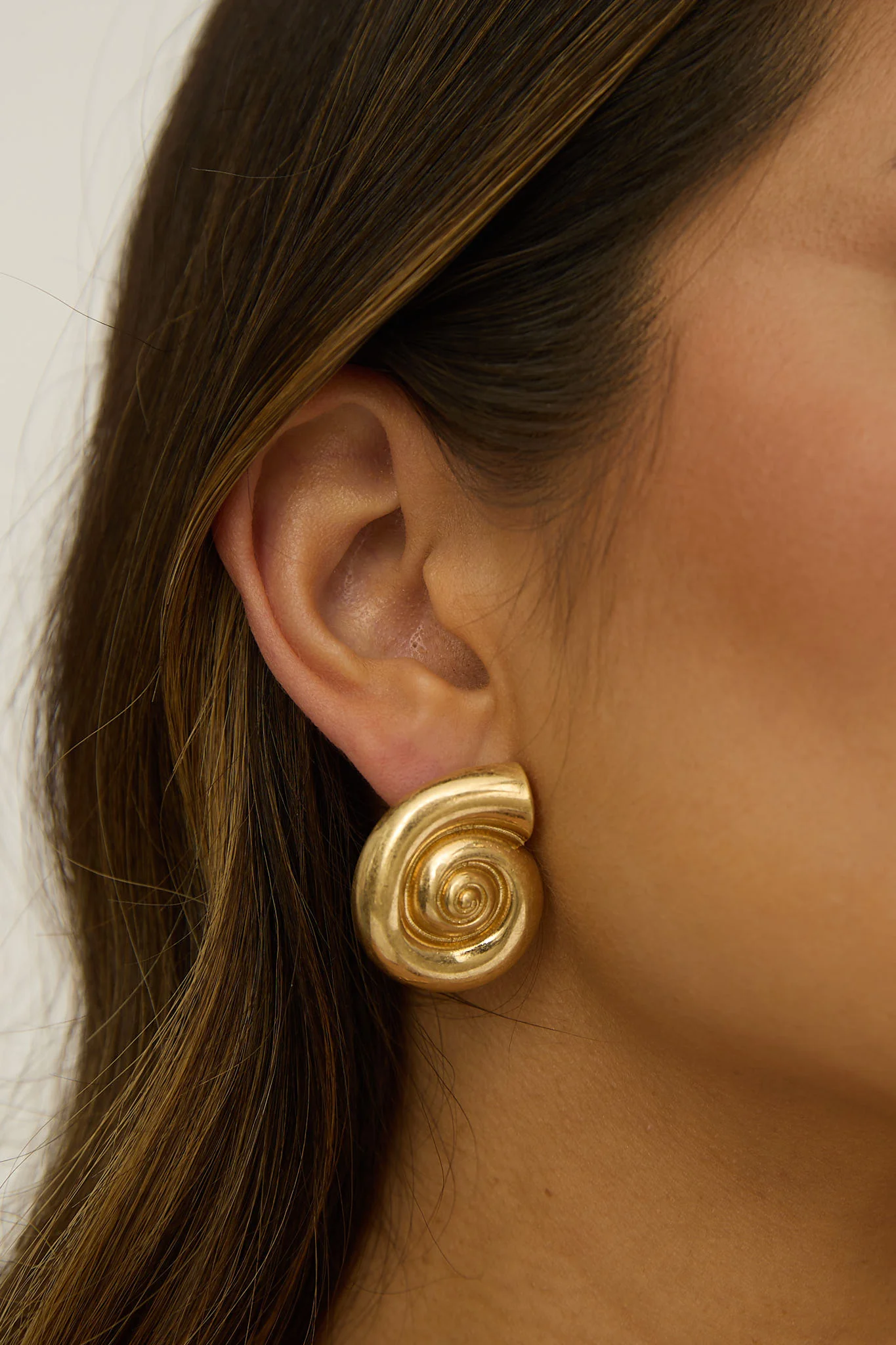 Noxelle Spiral Shell Earrings Gold - Image 2