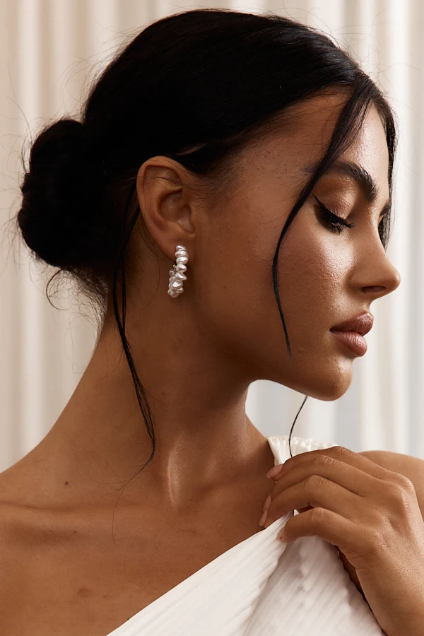 Ohana Baroque Pearl Hoop Earrings Gold - Image 2