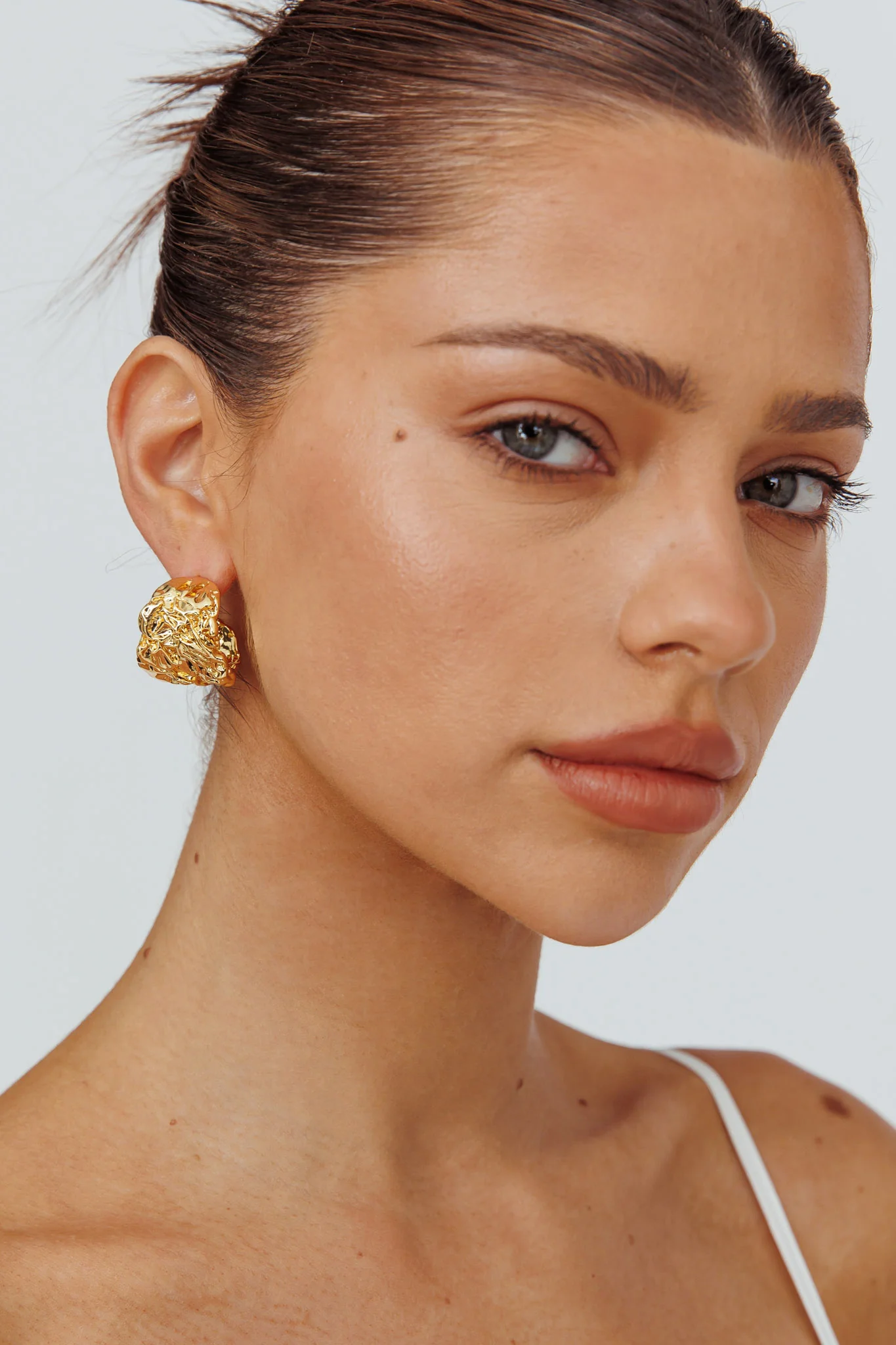 Ora Crinkle Foil Hoop Earrings Gold - Image 2