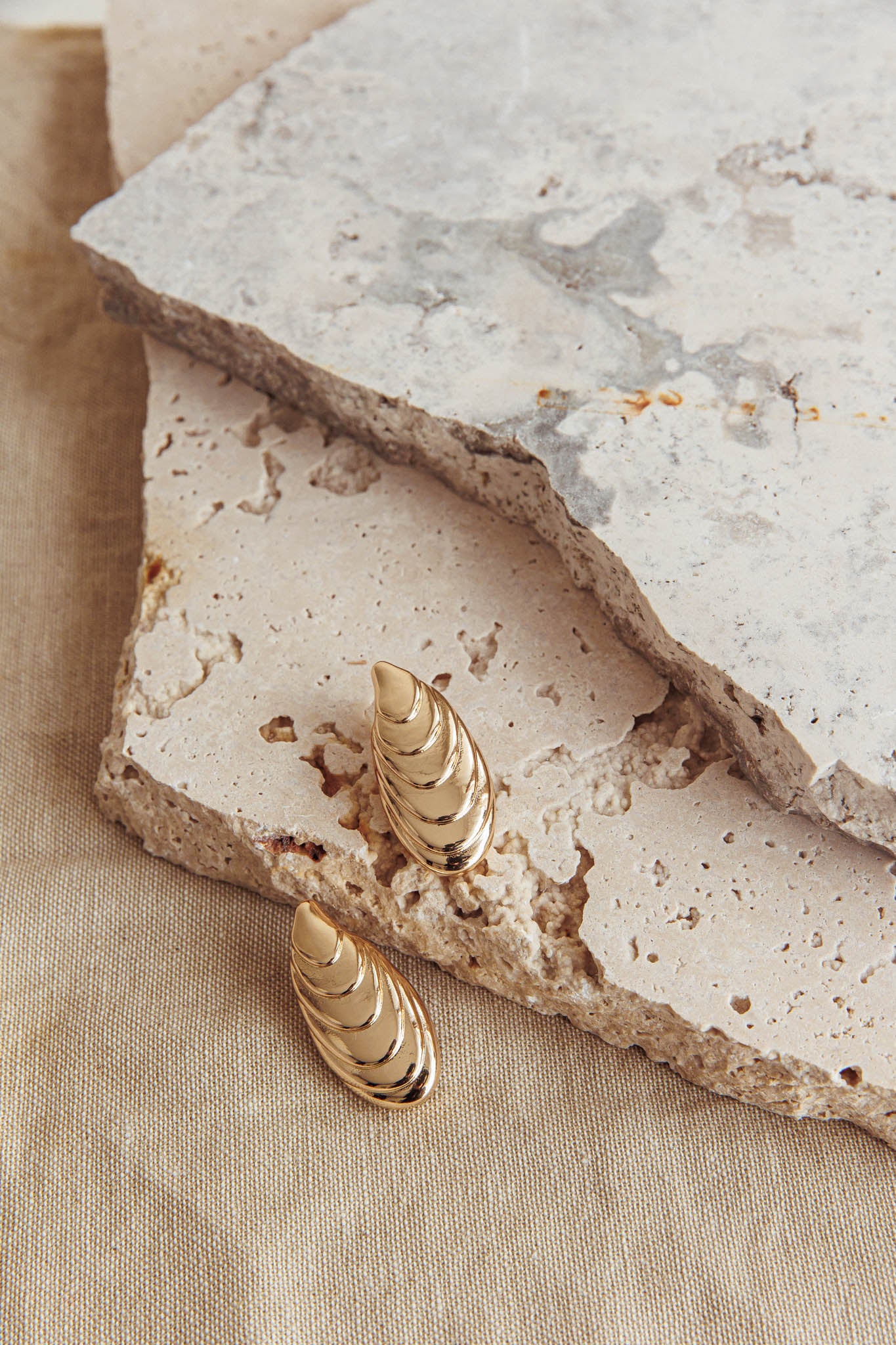 Pippy Shell Earrings Gold - Image 2