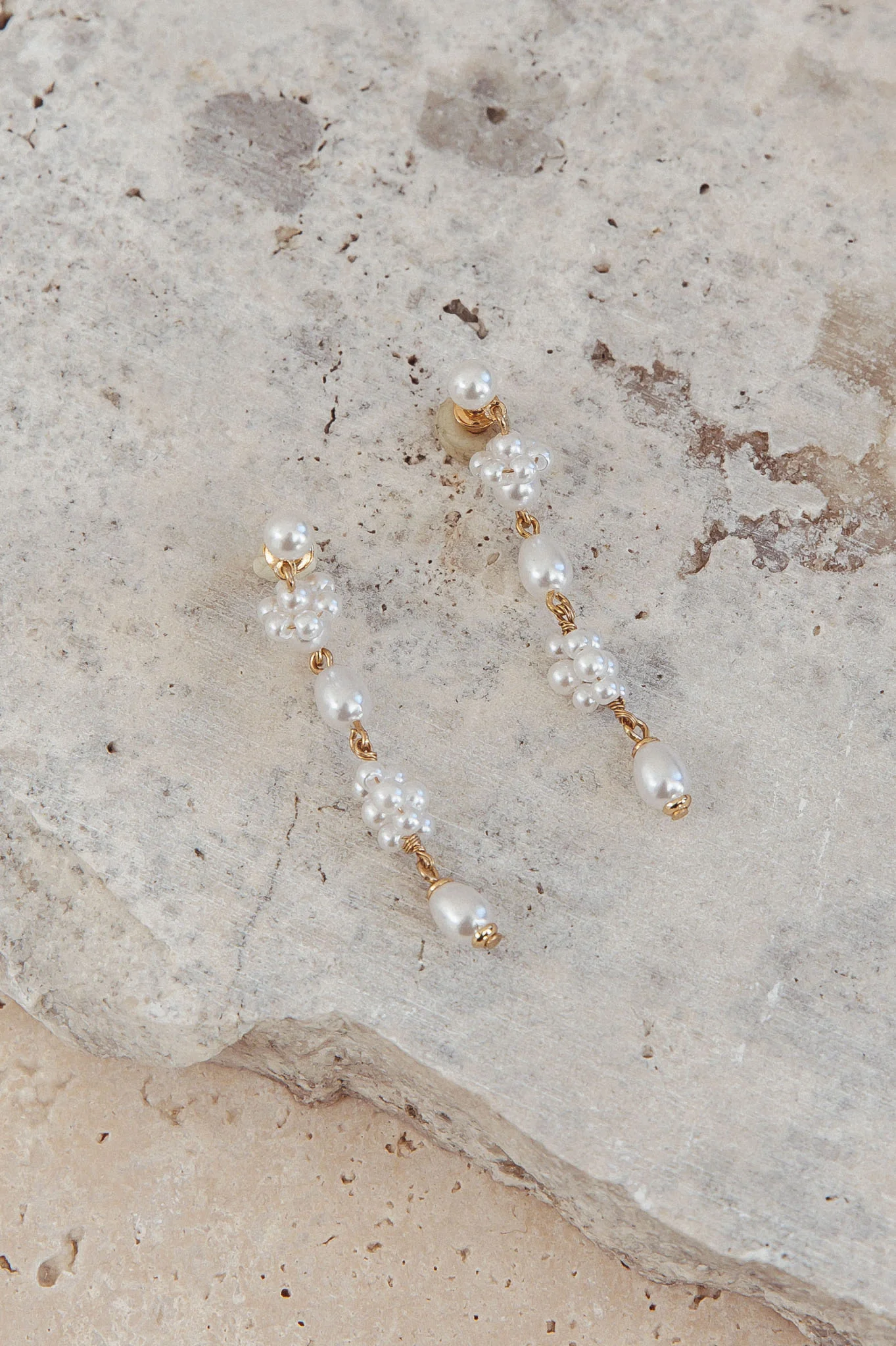 Simone Dangle Earrings Pearl - Image 2