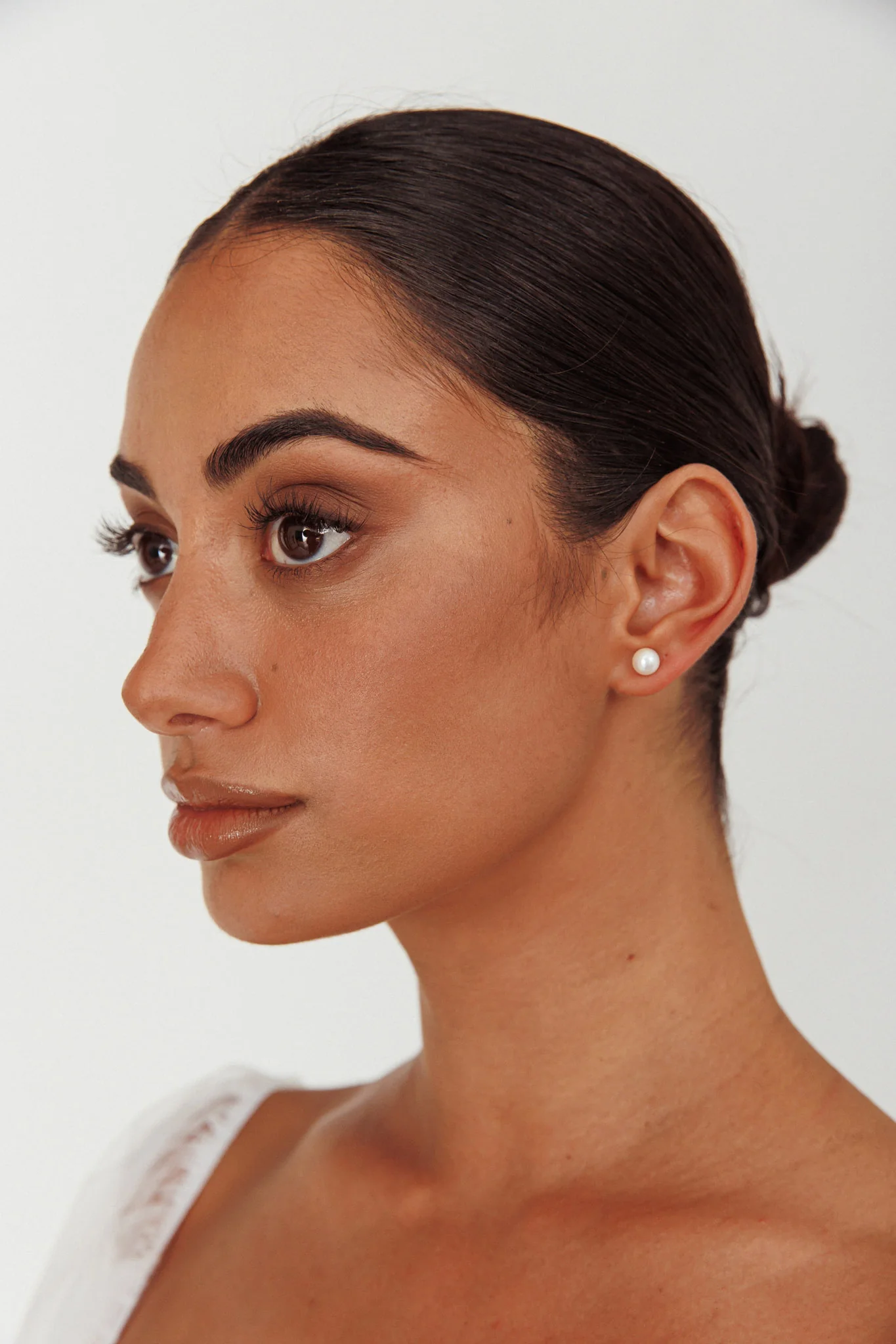 Tahyna Pearl Stud Earrings - Image 3