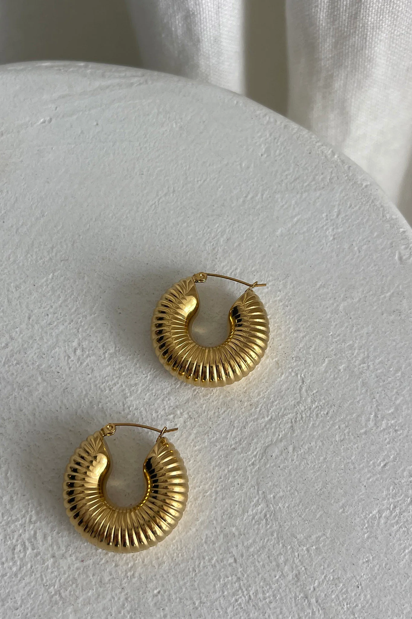 Tammi Chunky Ribbed Hoop Earrings Gold - Image 2