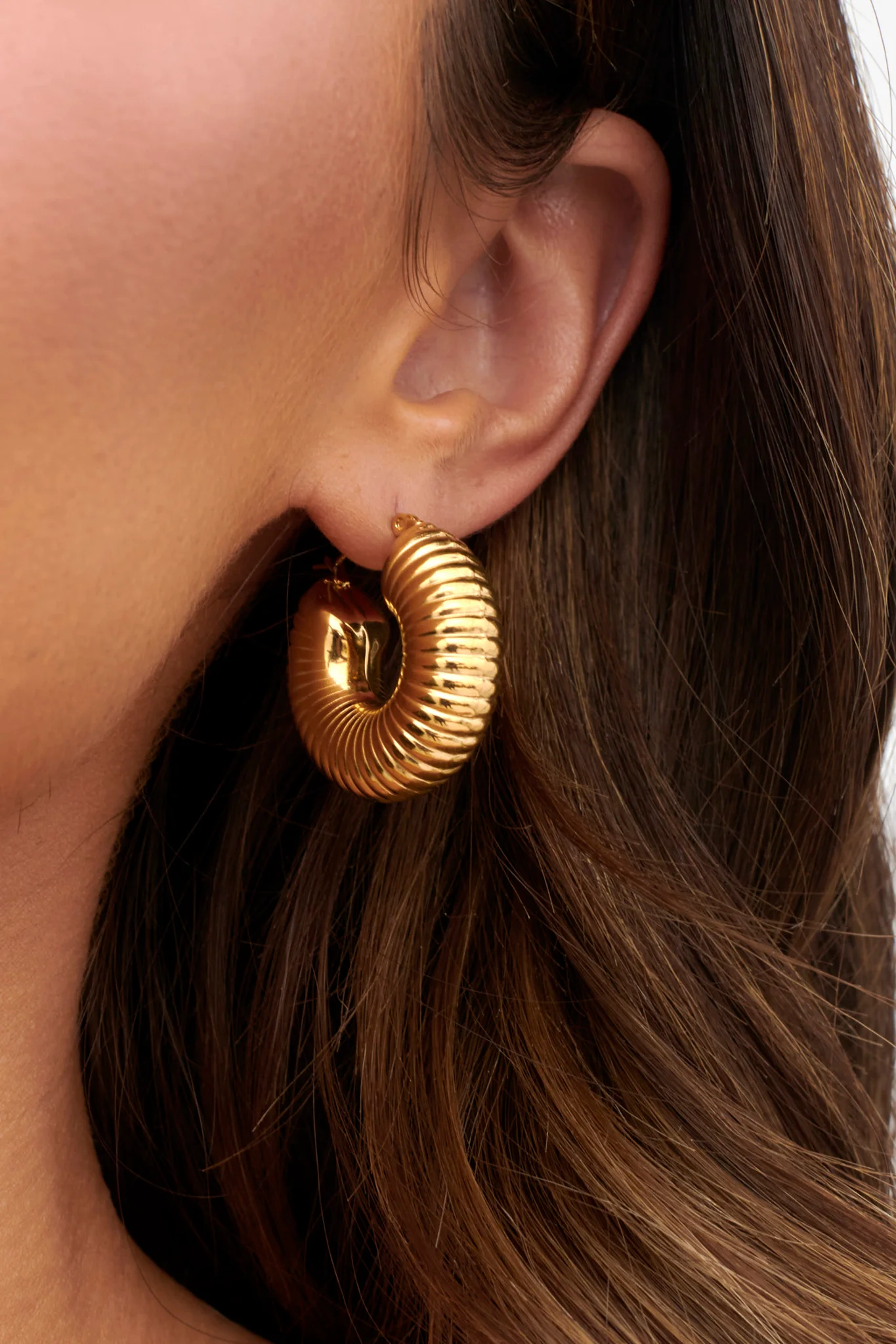 Tammi Chunky Ribbed Hoop Earrings Gold - Image 3