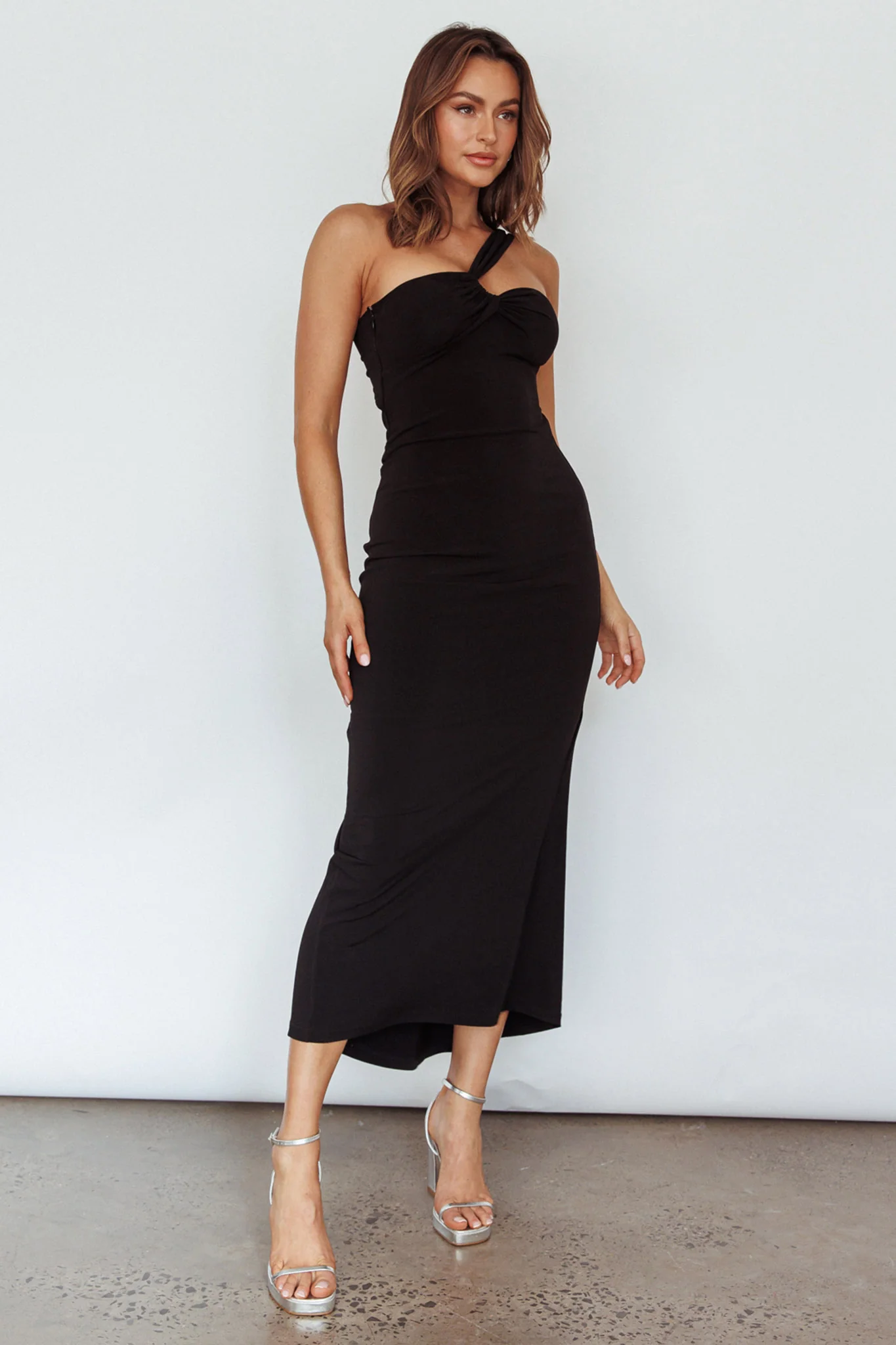 Trinny One-Shoulder Ruched Back Midi Dress Black - Image 5