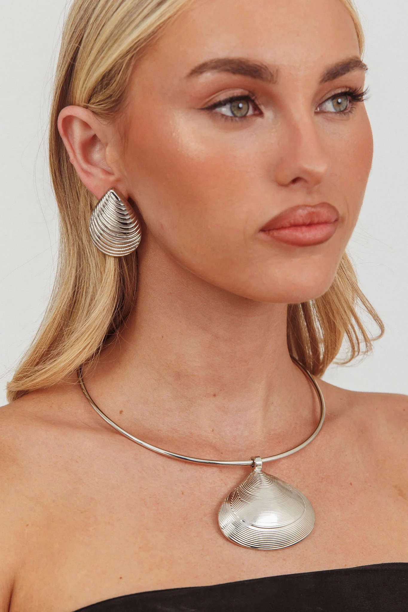 Zuma Shell Pendant Choker Necklace Dark Silver - Image 2
